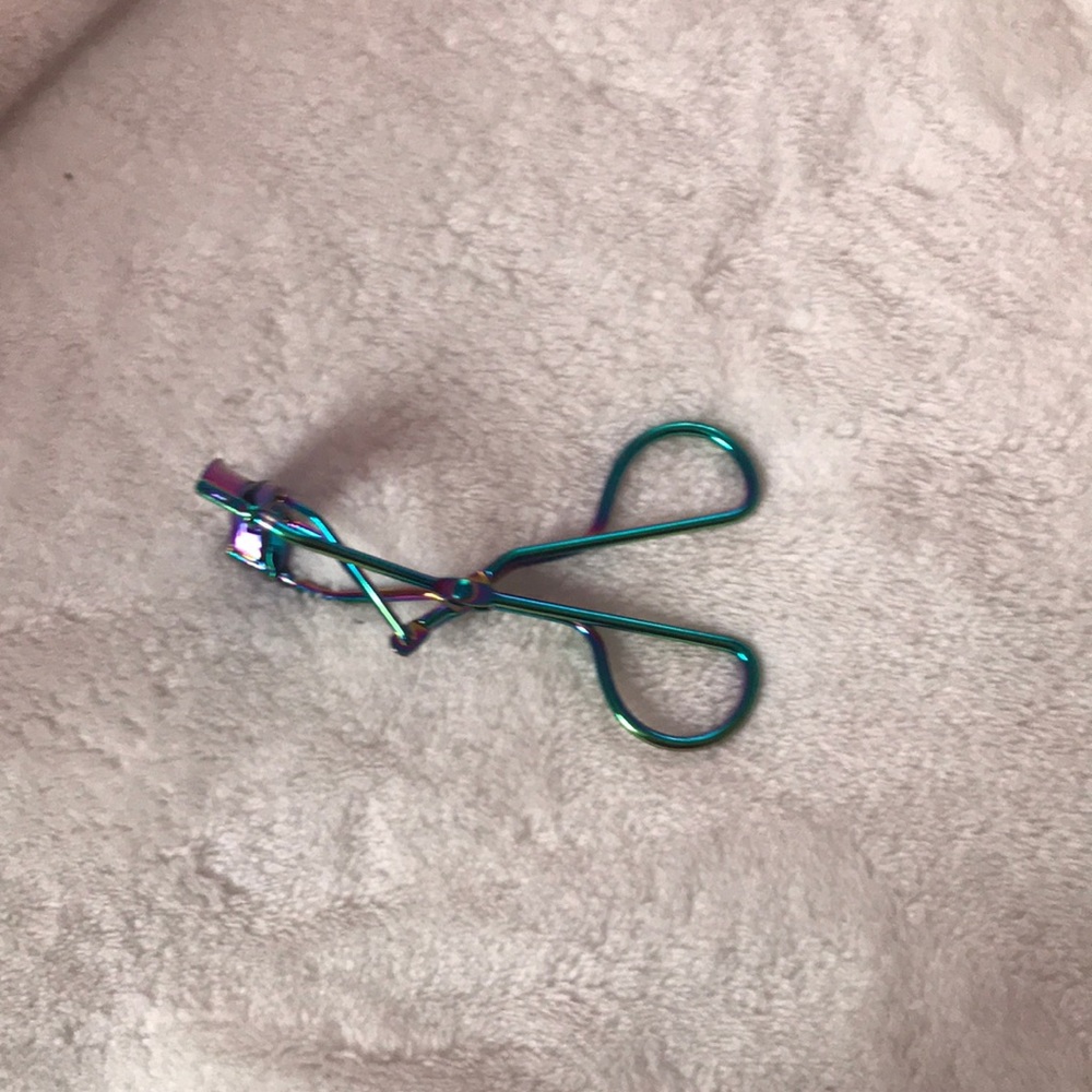Cute and shiny eyelash curler!✨